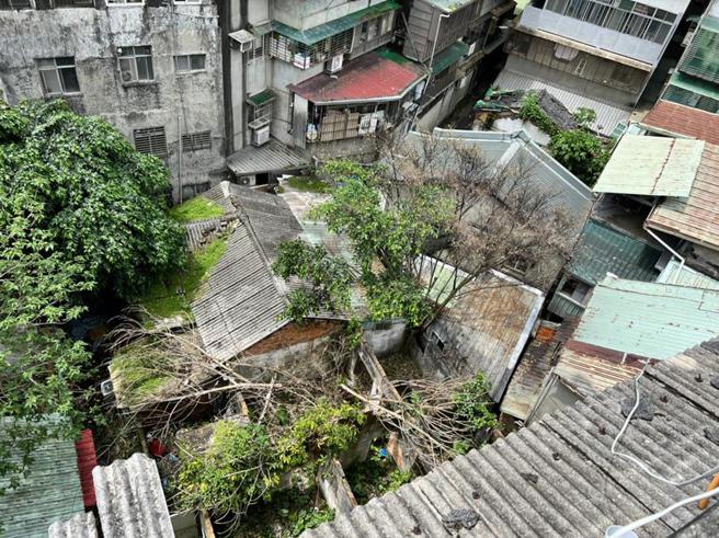 （都更基地内房屋老旧窳陋、巷道狭窄，更新后将提升环境品质。 图／臺湾企银提供）