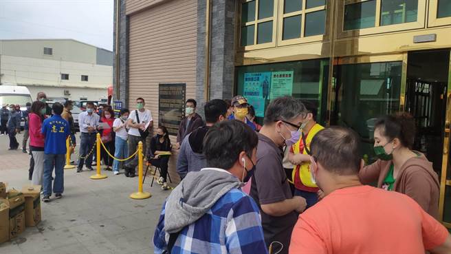 许多信眾到场排队报名。（李京升摄）