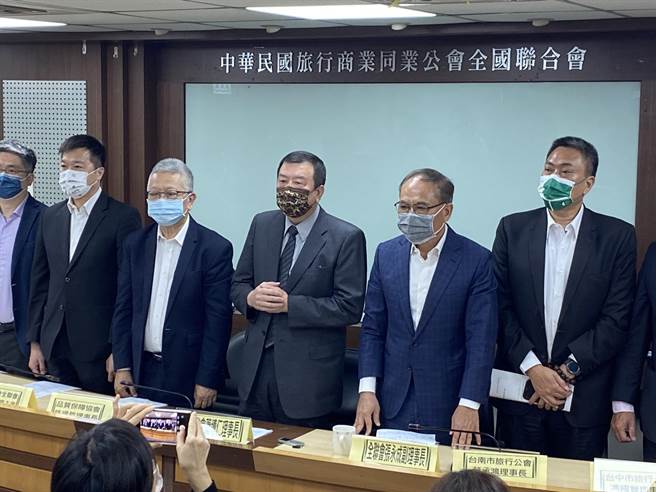 中央流行疫情指挥中心祭出未打满3剂疫苗者不得参加旅行团，业者估影响百亿元营业额，并认为业界进入生死交关。（陈佑诚摄）