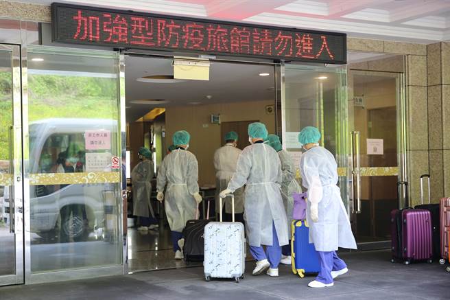 花蓮縣加強版防疫旅館因先前負責的部立花蓮醫院因院內感染，人力緊繃，即起由花蓮慈濟醫院接手，第一批包含護理師及行政同仁共14人昨已進駐，照護確診者的健康。（慈濟醫院提供／羅亦晽花蓮傳真）