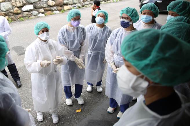 花蓮縣加強版防疫旅館因先前負責的部立花蓮醫院因院內感染，人力緊繃，即起由花蓮慈濟醫院接手，第一批包含護理師及行政同仁共14人昨已進駐，照護確診者的健康。（慈濟醫院提供／羅亦晽花蓮傳真）