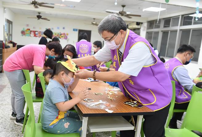 静宜校友总会号召校友为台中教区附设的八所身心障碍福利机构，进行公益捐款及关怀活动。（静宜大学提供）