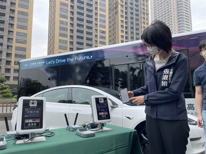 局长张淑娟示范如何用QR Code乘车码。（洪靖宜摄）