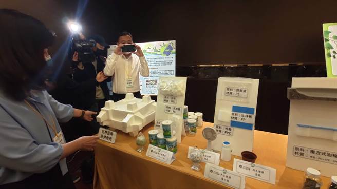 环保署盼汇整再利用技术的可资源化项目，今天邀请日月光、台积电等电子大厂及多家再生塑胶业者与会。（林良齐摄）