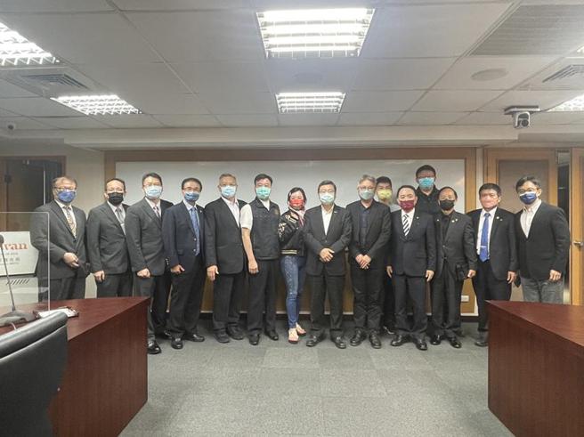 （观光局与旅行业及旅宿业者沟通团体旅游3剂令相关事项。图／观光局提供）