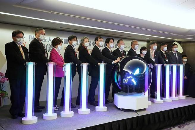 赖清德：应修法让国内医疗机构方便到他国投资。总统府提供