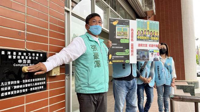 张豪泽（图中）19日具状到台南地检署新营办公室按铃告发，对手蔡宗翰涉嫌偽造文书罪。（张毓翎摄）