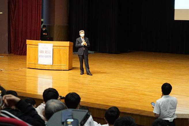 彰化高中迎來80周年校慶，前副總統陳建仁19日受邀至彰中演講，與學生分享後台灣防疫與科學家的學思歷程。(吳建輝攝)