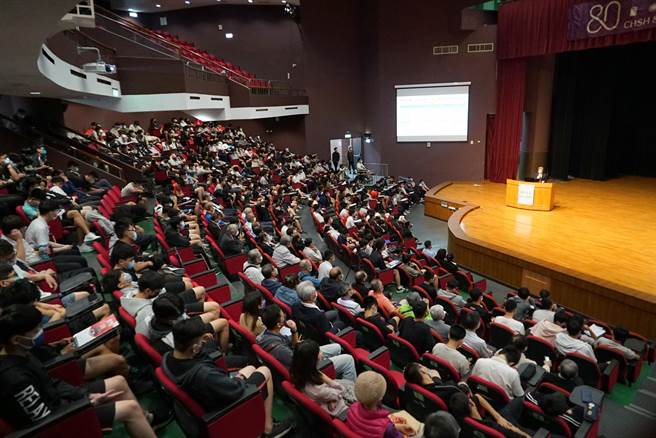 陳建仁19日到彰化演講，現場擠滿800師生，座無虛席。(吳建輝攝)