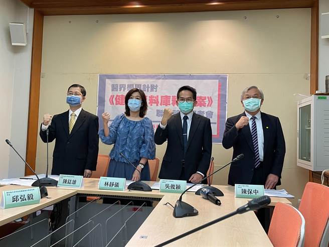 医界、学界代表今（19日）齐聚立法院疾呼，健保资料库对生医防疫和基础研发贡献巨大，盼透过「专业数据、照顾健康」，共同守护健保和全民资产。（叶书宏摄）