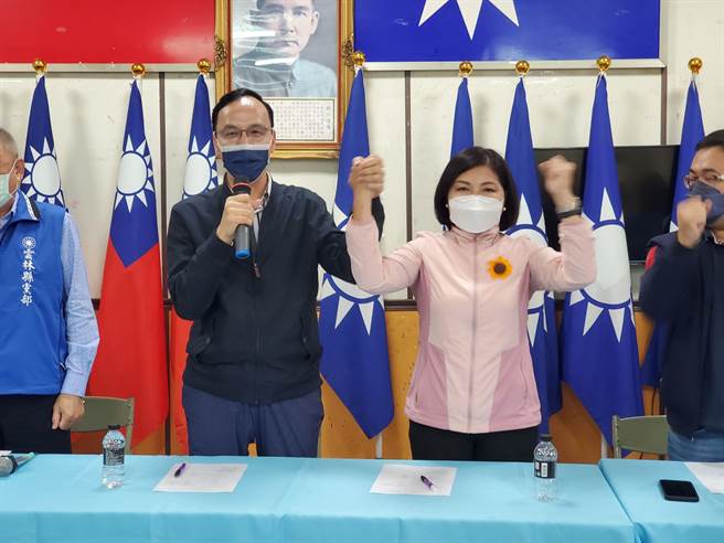 朱立倫（左）為張麗善（右）呼口號打氣。（周麗蘭攝）