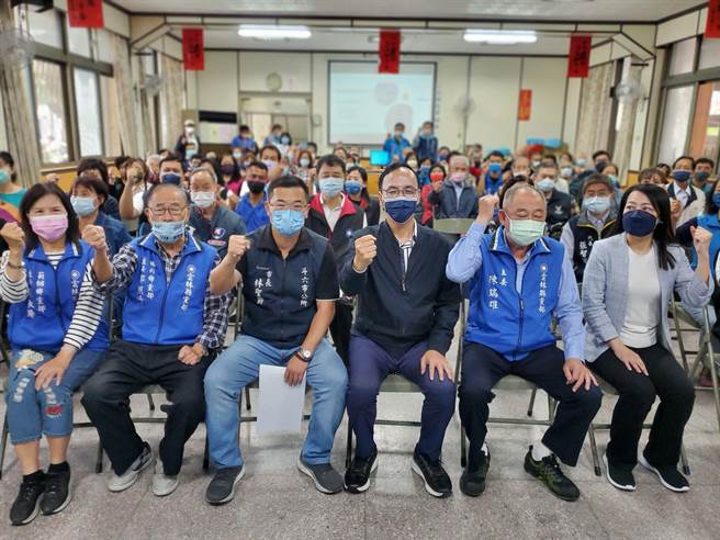 朱立倫與雲林縣的小組長等黨員合影。（周麗蘭攝）