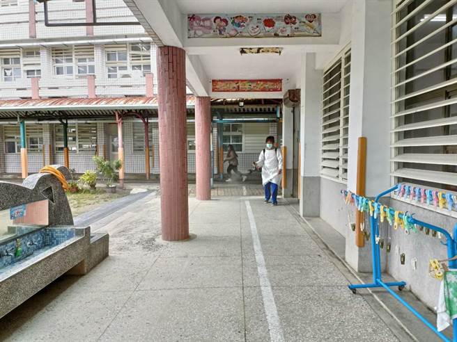 成功国小清消作业。（蔡旻妤摄）