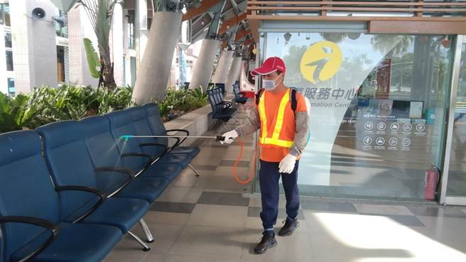 台东火车站清消作业。（蔡旻妤摄）