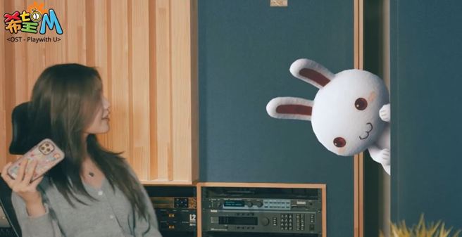 普雷威自家全新手游代表作《希望M》的官方OST「Playwith U」由韩国知名youtube歌手[Xooos] 所参与制作的影片，目前透过官方youtube频道公开。(图/业者提供)