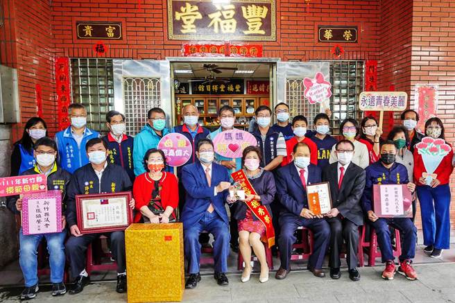 县长杨文科（左四）表扬模范母亲魏秀荣（右四）。（罗浚滨摄）