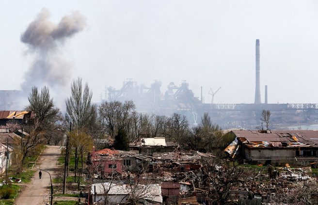 亚速军团（Azov Regiment）指挥官指控，俄军已经开始对躲藏了上千平民、以及另外有数千乌军镇守的马立波（Mariupol）炼钢厂投掷地堡炸弹。（图／路透社）