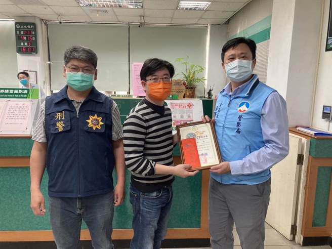 金城分局長吳學安率同偵查隊隊長劉華泰至土地銀行金城分行，頒發感謝狀及獎勵金給行員顏輝燦，感謝金融機構協助攔阻詐騙。（警方提供）