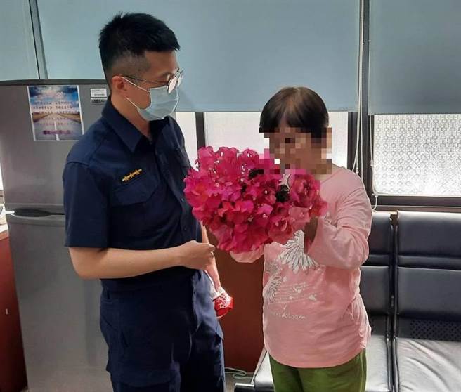 台中市一名愛花的婦女，外出賞花迷途，熱心員警看到路上雙手捧花的戴婦，一問之下為賞花遲未返家的失蹤人口，順利連絡到家人。（民眾提供／盧金足台中傳真）