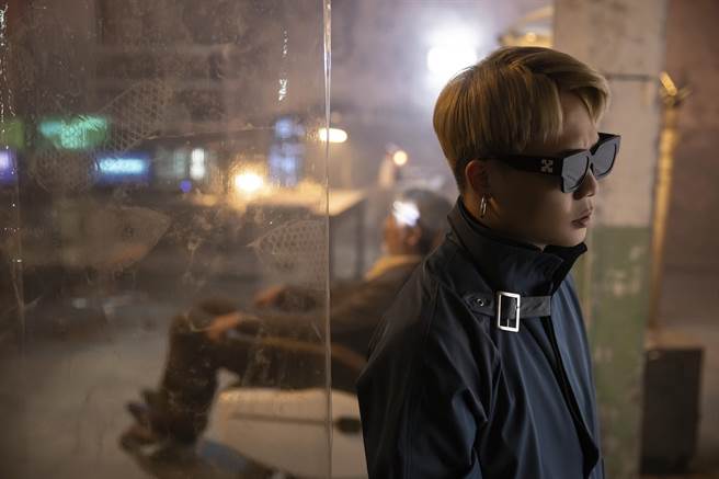 萧秉治〈毒药〉饰演记忆修改员成就浪漫爱恋。（相信音乐提供）