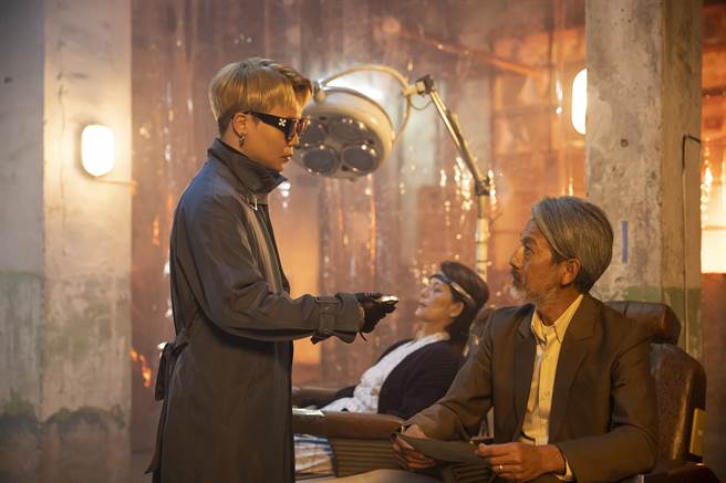 萧秉治〈毒药〉饰演记忆修改员成就浪漫爱恋。（相信音乐提供）