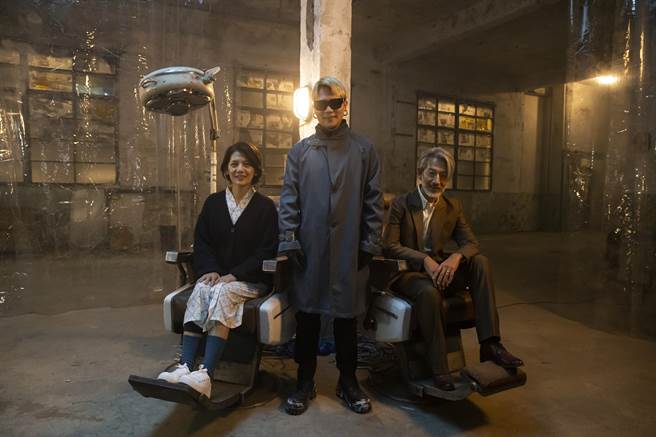 《华灯初上》大姊头黄柔闽（左）助阵〈毒药〉MV。（相信音乐提供）