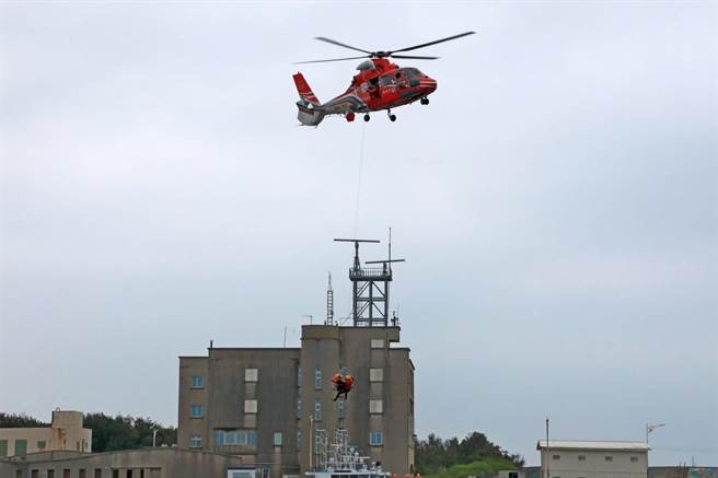 新竹市政府19日辦理「2022年災害防救演習」，圖為海上直升機救援。（新竹市消防局提供／陳育賢新竹傳真）