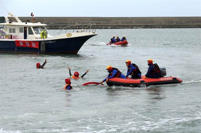 新竹市政府19日辦理「2022年災害防救演習」，圖為水上船艇救生。（新竹市消防局提供／陳育賢新竹傳真）