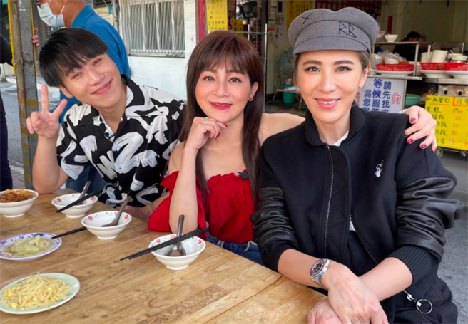 王彩樺（圖中）帶領小賴、小禎在台南尋找美食。（TVBS提供）