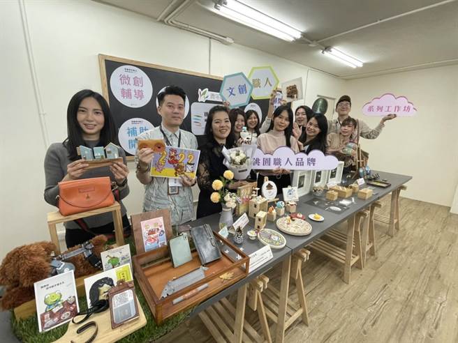 桃園青年局青年職人工作坊開課體驗多元課程。(呂筱蟬攝)