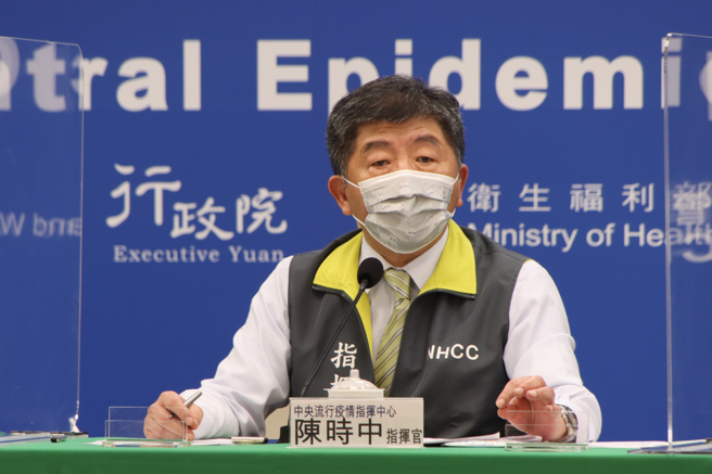 新北市中和2歲男童確診新冠肺炎後重症不幸病逝，外界質疑送醫指引有疏失，導致錯失黃金救援期，疫情指揮官陳時中今表示，明天下午會請兒科專家討論送醫指引，此話一出引發網友炸鍋。（圖／指揮中心提供）