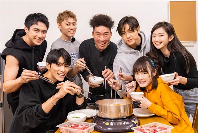 郭泓志、「王子」邱胜翊、邱宇辰、晏柔中、吴心缇、潘君仑及王品澔等人听到高收视率都相当开心。（台视、好看娱乐提供）