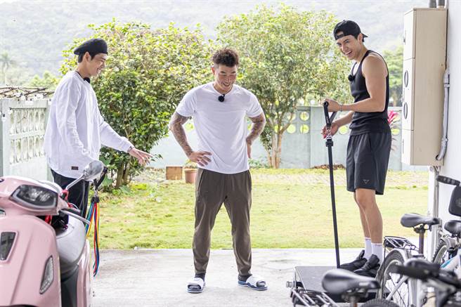 王品澔（左）、潘君仑（右）不小心用坏郭泓志价值20万的离心器。（台视、好看娱乐提供）