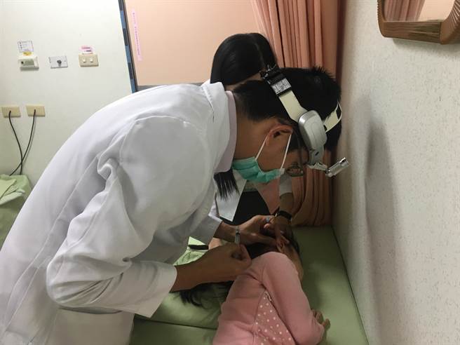 南投医院耳鼻喉科医师赖文森，为患者诊疗示意图。（南投医院提供／廖志晃南投传真）