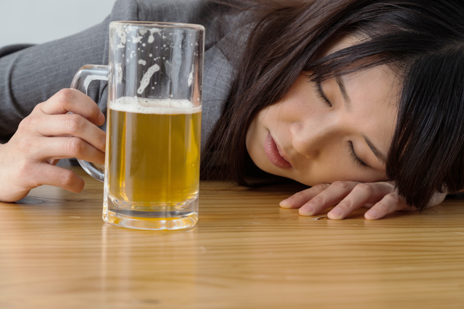 陸軍裝甲第542旅2名志願役軍人趁酒促小姐喝醉後將人載到旅館性侵，甚至擠在計程車後座，將對方擠在中間輪流摸乳、親嘴，最後女子驚醒逃離提告。（示意圖，達志影像/shutterstock）