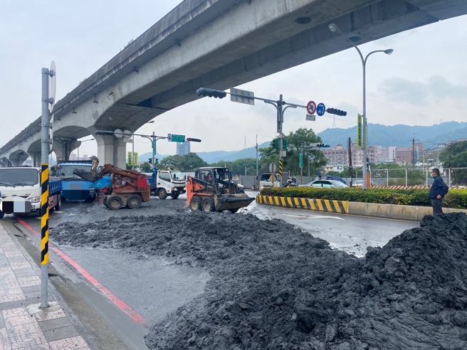砂石車過彎廢土狂瀉，新北大道阻斷，警急調 人力疏導。(林口分局提供)