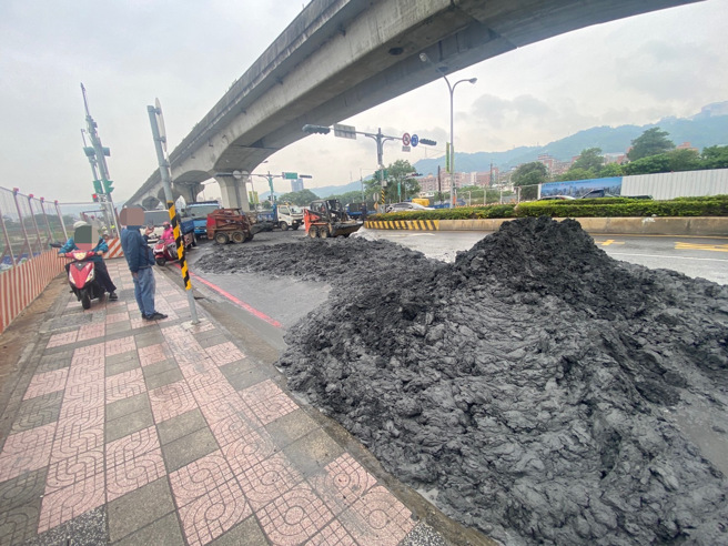 砂石車過彎廢土狂瀉，新北大道阻斷，警急調 人力疏導。(林口分局提供)