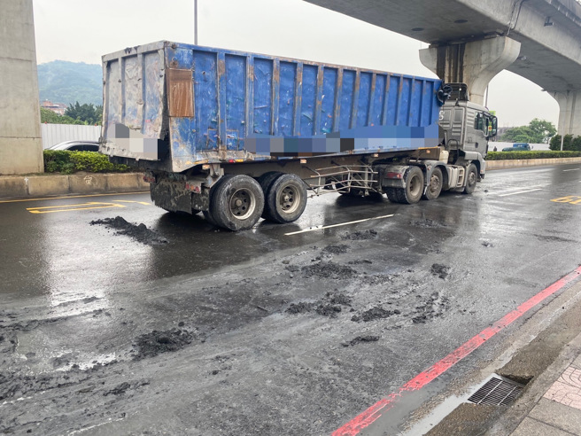 砂石車過彎廢土狂瀉，新北大道阻斷，警急調 人力疏導。(林口分局提供)