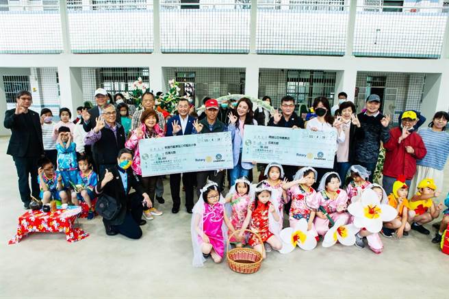 台北客家扶轮社关怀龙潭三和社区捐资10万兴学。（胡佩寰提供／吕筱蝉桃园传真）