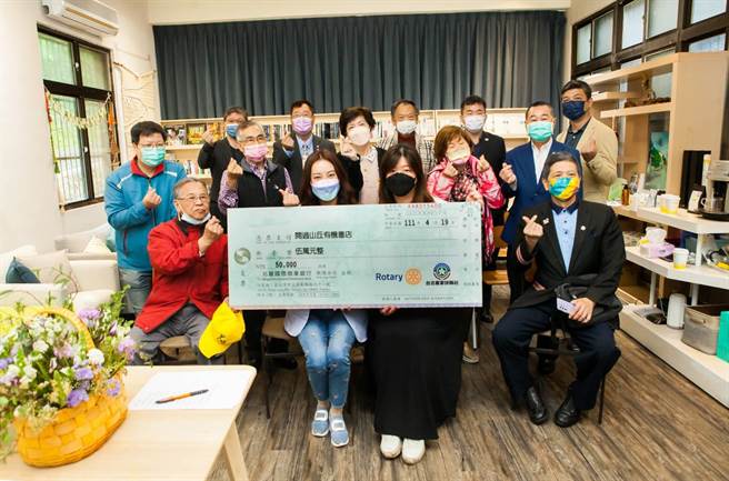 台北客家扶轮社关怀龙潭三和社区捐资10万兴学。（胡佩寰提供／吕筱蝉桃园传真）