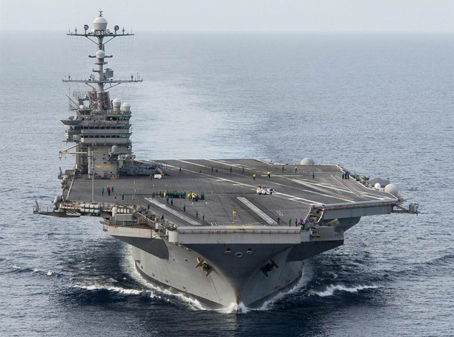 美国核动力航母「华盛顿」号（USS George Washington，CVN-73）穿越大西洋的画面。（美国海军）