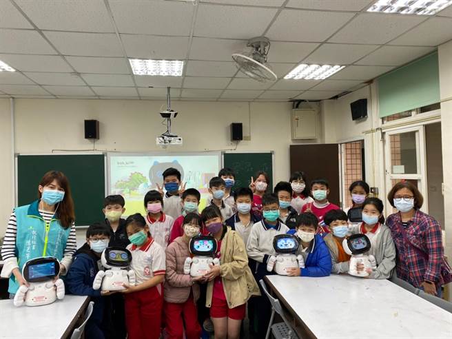 台湾校园人工智慧教育协会赞助新北市大观国民小学152 位小学五年级学生「100 堂公益课」，为即将到来的108课纲「科技领域」首届赛事进行准备。(主办单位提供／李侑珊台北传真)