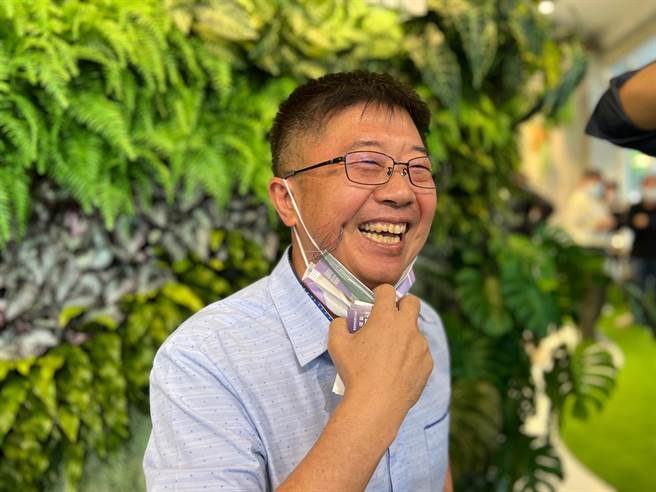 立委许智杰胞弟许智善出马角逐主委，今（19）日下午正式登记参选。（柯宗纬摄）