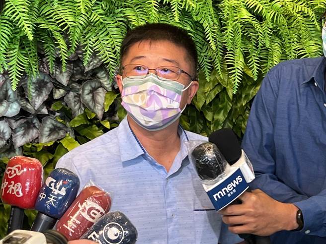 立委许智杰胞弟许智善出马角逐主委，今（19）日下午正式登记参选。（柯宗纬摄）