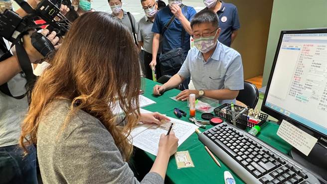 立委许智杰胞弟许智善出马角逐主委，今（19）日下午正式登记参选。（柯宗纬摄）