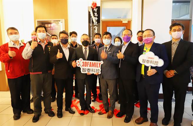 育達科大攜手智泰科技公司產學合作，並共同打造「智慧科技人才培育中心」，19日雙方共同揭牌。（育達科大提供／李京昇苗栗傳真）