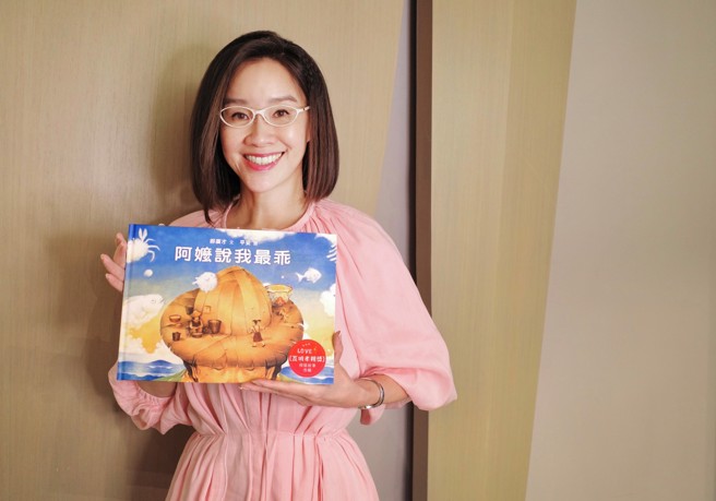 瓦城基金会吴丹凤执行长首度推出获奖者故事绘本，鼓励大眾发扬孝道。