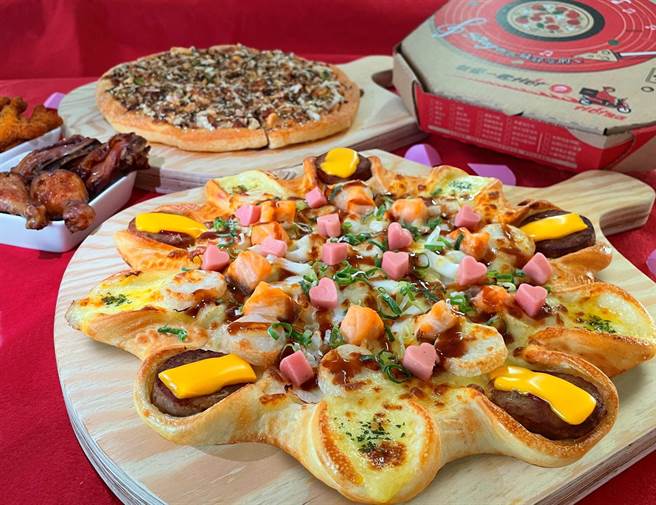 必胜客「北海道起司海鲜盛宴比萨」首创粉红爱心起司，还有满满鲑鱼搭配熔岩起司汉堡饼皮，口感更丰富。（必胜客提供）