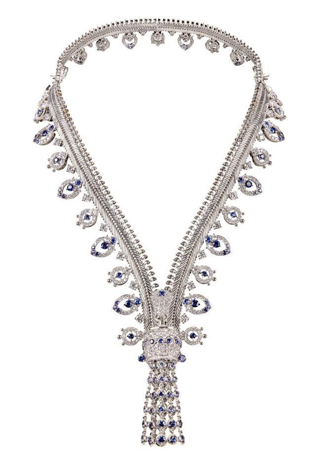 工坊才刚完成的Zip Antique可转换式项炼，立刻来台展出，镶嵌168颗蓝宝石与523颗钻石，1970万元。（Van Cleef & Arpels提供）
