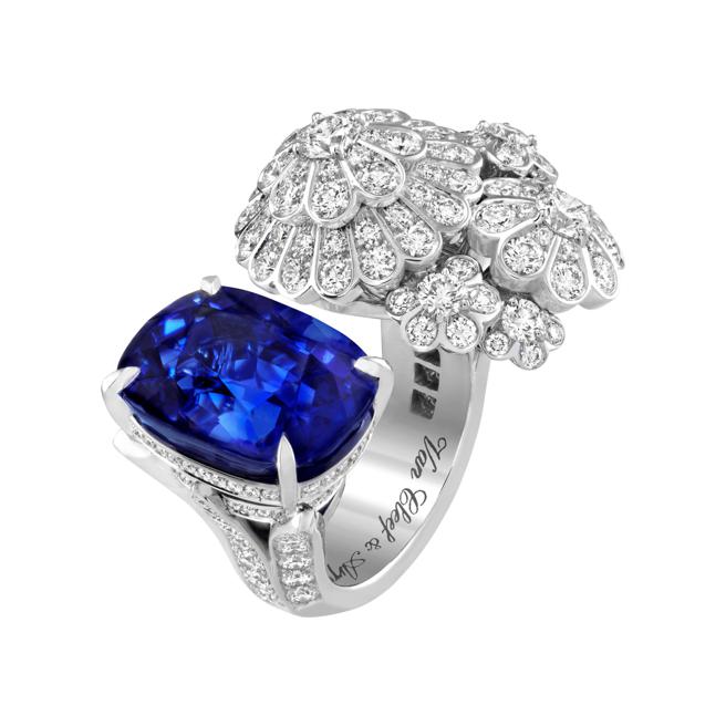 梵克雅宝Bouquet celeste指间戒，主石为16.34克拉蓝宝石，5350万元。（Van Cleef & Arpels提供）